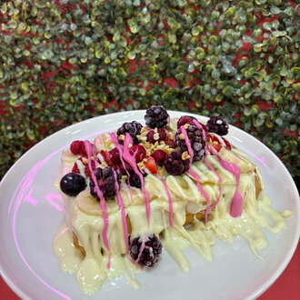 Frambuaz Sos Ve Meyveli Waffle (Büyük Hamur) görseli