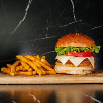 Chicken Cheese Burger Menü. görseli