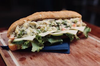 Ninda Soslu Cevizli Tavuklu Sandviç görseli