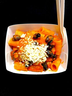 Rigatoni Zeytinli Patlıcanlı Domates Soslu Makarna görseli