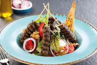 Şişte Köfte Salata / Shish Meatball Salad görseli