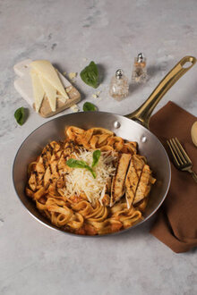 Domates Soslu Chicken Fettuccine / Chicken Fettuccine With Tomato Sauce görseli