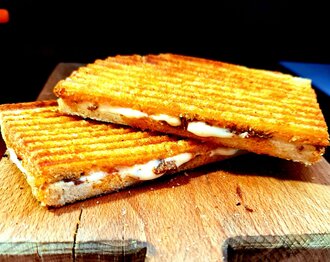 Zeytin Ezmeli Tost görseli