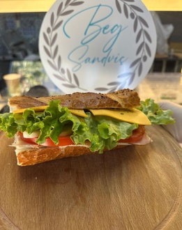 Pesto Soslu Sandviç görseli