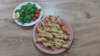 Domatesli Kaşarlı Pide görseli