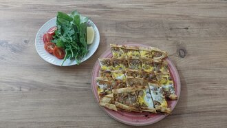 Kuşbaşılı Yumurtalı Pide görseli