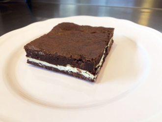 Beyaz Çikolatalı Brownie (6 Dilim) görseli