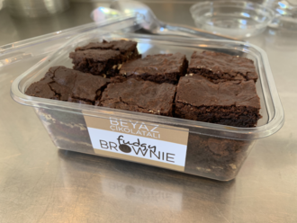 Beyaz Çikolatalı Brownie (Kutuda Lokmalık Dilimler) görseli