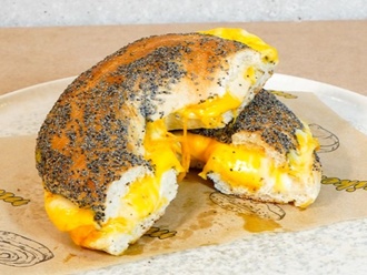 Sandviç Bagel Üç Peynirli görseli