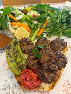 Serpme Acılı Köfte görseli