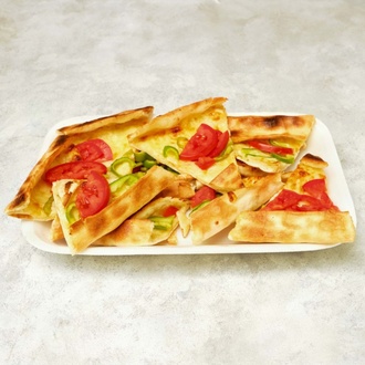 Kaşarlı Domatesli Pide görseli