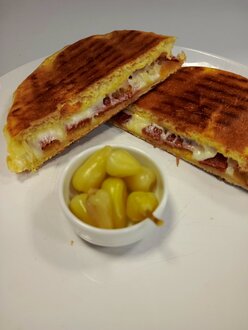 Bazlama Ekmeğine Kaşarlı Sucuklu Tost görseli