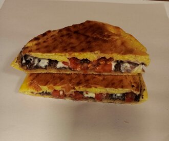 Bazlama Ekmeğine Akdeniz Tostu görseli