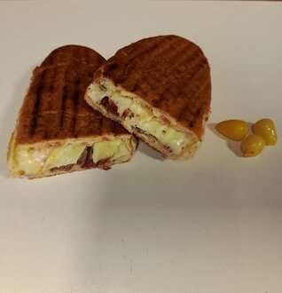 Ayvalık Ekmeğine Kavurmalı Kaşarlı Tost görseli