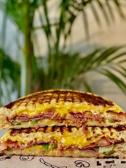 Cheddarlı Atomik Bazlama Tost görseli