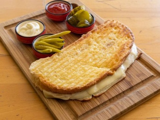 Ayvalık Ekmeğine Duble Kaşarlı Tost görseli