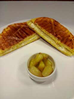 Bazlama Ekmeğine Kaşarlı Tost görseli