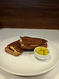 Çavdar Ekmeğine Sucuklu Kaşarlı Tost görseli