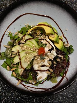 Kinoalı Avokado Salata görseli