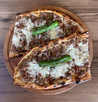 Kuşbaşılı Kaşarlı Pide görseli