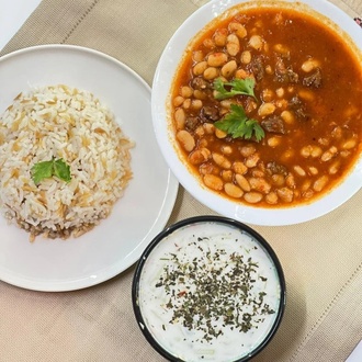 Güveçte Etli Kuru Fasulye + Pirinç Pilavı+ Cacık görseli
