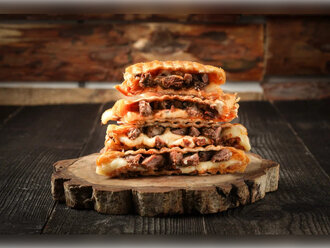 Yarım Ekmek Arası Kavurmalı Tost görseli