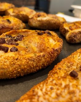 Sucuklu Mozzarella Peynirli Fırında Kumru görseli