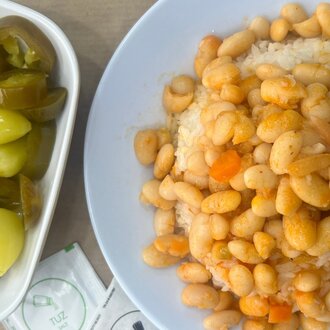 Tavuklu Pilav Üstü Kuru Fasulye görseli