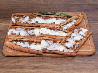 Kuşbaşılı Kaşarlı Pide görseli