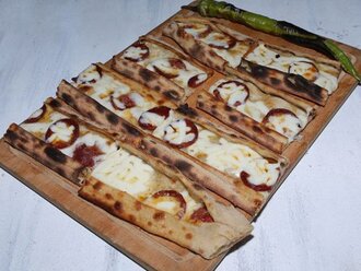 Kaşarlı Sucuklu Pide görseli