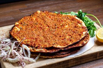 Kaşarlı Lahmacun görseli