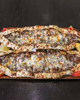 Kuşbaşılı Kaşarlı Pide görseli