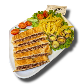 Kavurmalı Kaşarlı Büyük Boy Tost görseli