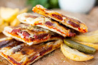 Bazlama Ekmeğine Kaşarlı Sucuklu Tost görseli