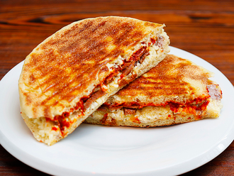 Domatesli Sucuklu Bazlama Tost görseli