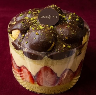 Çilekli Profiterollü Pasta (6 Kişilik) görseli