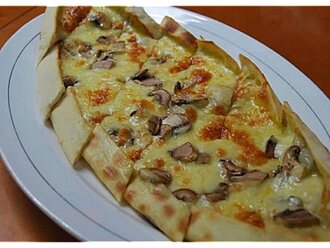 Mantarlı Kaşarlı Pide görseli