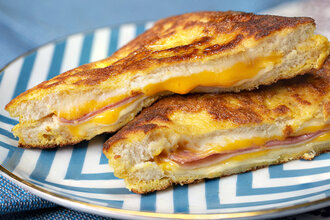 Yumurtalı Sucuklu Kaşarlı Tost (Özel Ekmek) görseli