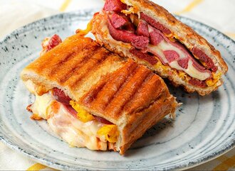 Bol Malzemeli Karışık Tost (Özel Ekmek) görseli