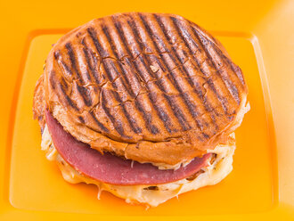 Salamlı Kaşarlı Bazlama Tost görseli