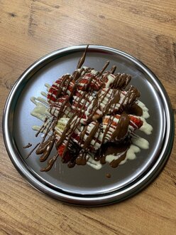 Islak Kek Kıvamında Çilekli Browni görseli