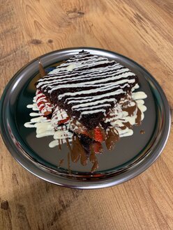 Islak Kek Kıvamında Çilekli Duble Browni görseli