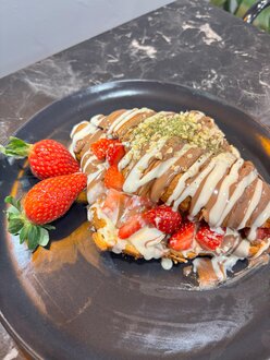 Kruvasan-çilekli Waffle görseli