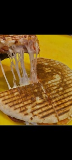 Bazlama Arası Sucuklu & Kaşarlı Tost görseli