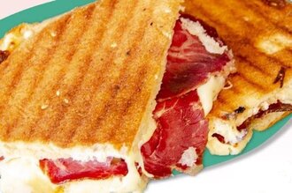 Bazlama Arası Pastırma & Kaşarlı Tost görseli