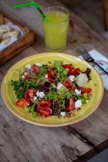 Vişne Soslu Salata görseli