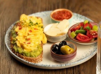 Avokado Soslu Çırpılmış Yumurta görseli