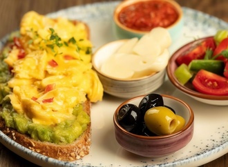 Ekmek Üstü Krem Peynirli Çırpılmış Yumurta görseli