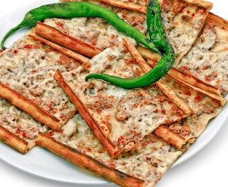 Konya Usulü Kuşbaşılı Kaşarlı Pide görseli