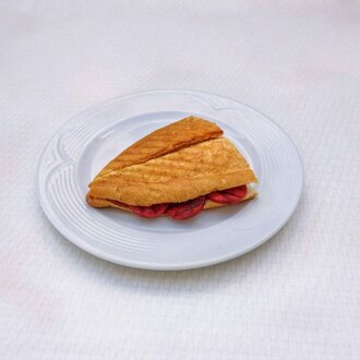Yarım Ekmek Arası Sucuklu Tost görseli